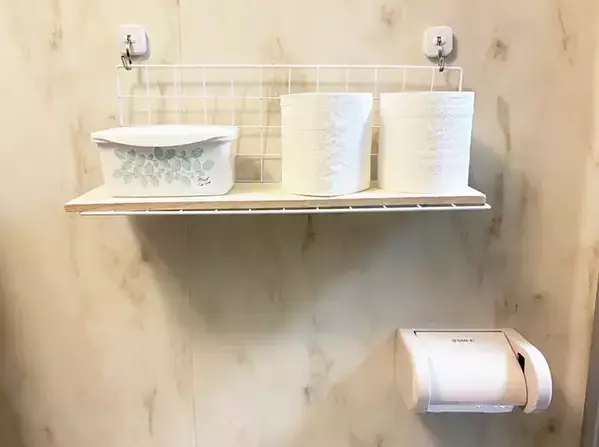 ワイヤーネット×木の板を『トイレ』に設置すると？　収納の悩みが解決する活用術
