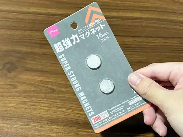 ダイソーの磁石を『2か所』切るだけで？　キッチンで便利な定位置が作れる収納術
