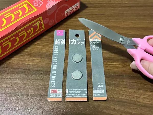 ダイソーの磁石を『2か所』切るだけで？　キッチンで便利な定位置が作れる収納術