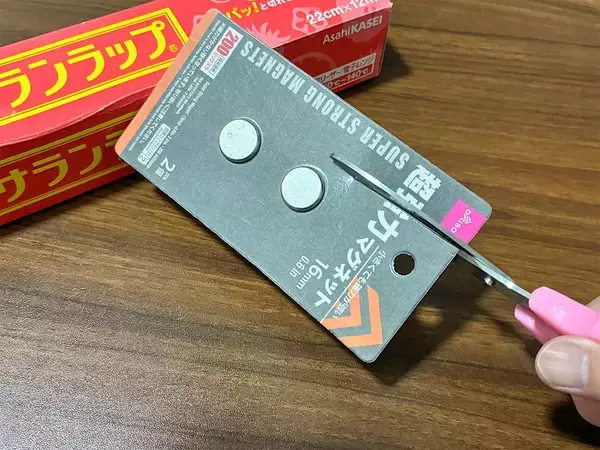 ダイソーの磁石を『2か所』切るだけで？　キッチンで便利な定位置が作れる収納術