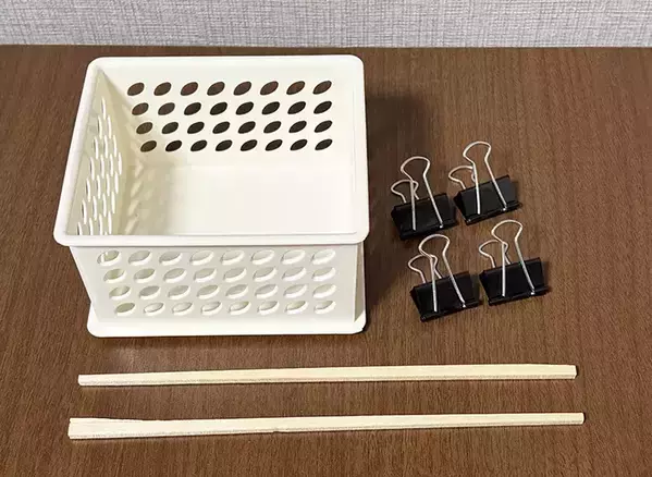 マスキングテープは『割り箸』に通すのがオススメ！　1分で完成した「見せる収納」とは