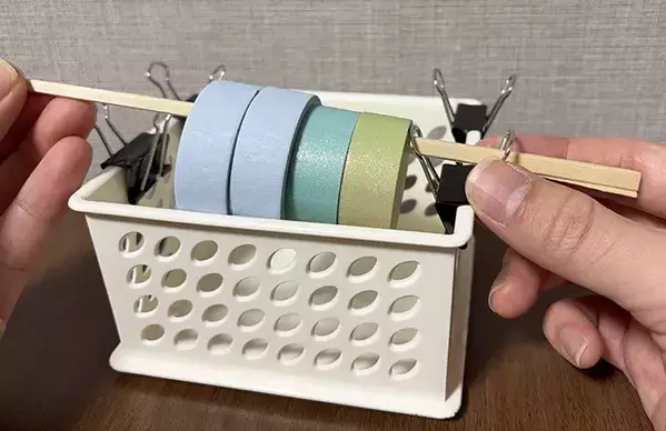 マスキングテープは『割り箸』に通すのがオススメ！　1分で完成した「見せる収納」とは