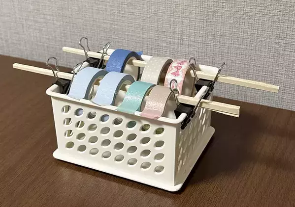 マスキングテープは『割り箸』に通すのがオススメ！　1分で完成した「見せる収納」とは