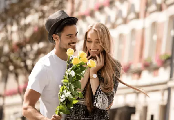 「大人な彼氏、最高すぎる♡」年上男性と付き合うメリット3選