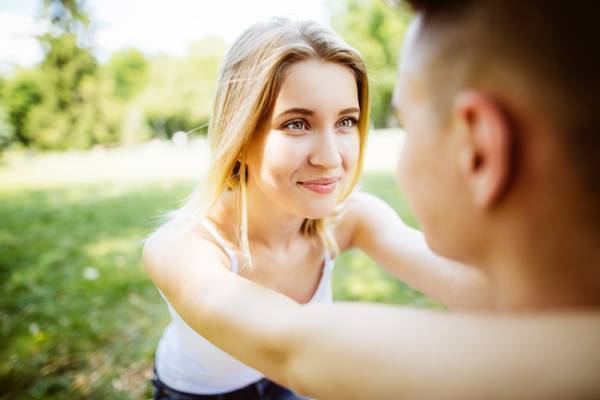 「本命に昇格です♡」大人の男性が”思わず恋に落ちそうになる”女性の行動