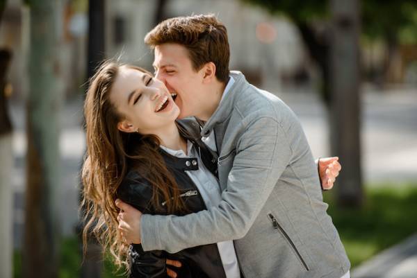 「わざとだよ？」男性が本命女性にするあざといアピール3選