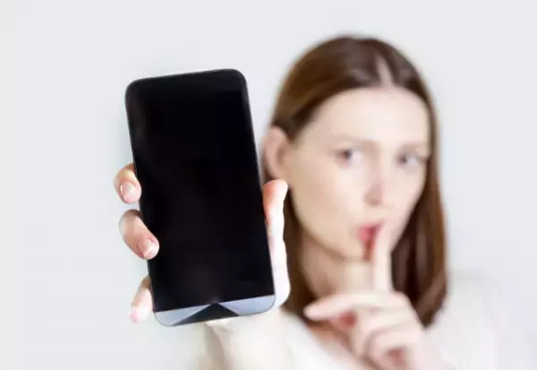 「みんなバカみたい…」携帯を使う人をバカにする義母⇒【便利機能】があると知ったとたん、態度が豹変！？