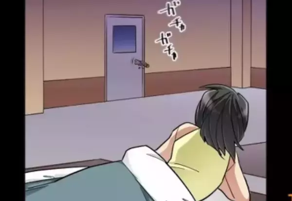 【夜中に聞こえた“奇妙な物音”】女性が音のする方を見ると…⇒『ガチャガチャ』“何者か”がドアを開けようとしていて…【漫画】