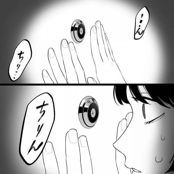 家のドアの外から“物音”が聞こえた。確認しに行くと…→ドアスコープから見えた『恐怖の光景』に固まってしまい…【漫画】