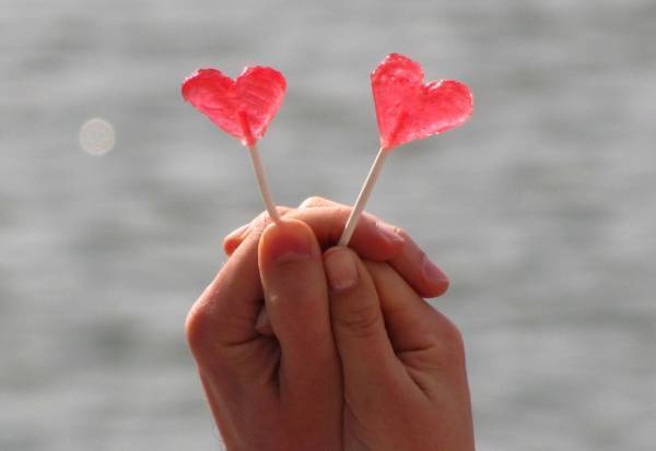 悪化する可能性も！？恋愛相談には注意が必要な3つの相手