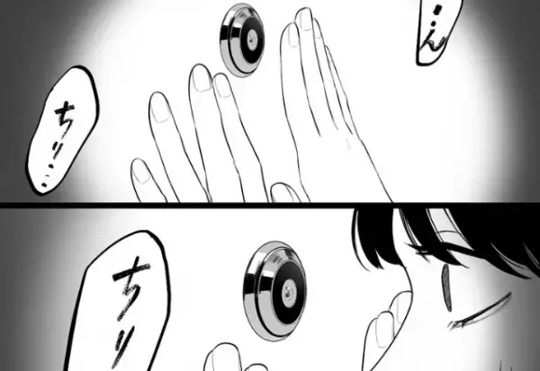 女性の一人暮らしで…玄関先から聞こえる“音”に違和感。スコープを覗くと⇒『ドアの向こうに広がる光景』に戦慄する…【漫画】