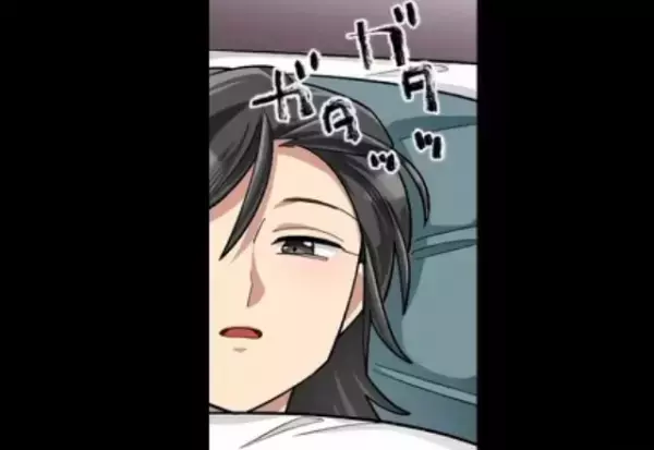 深夜の自宅で『外の足音』に違和感。1ヶ月放置していると…「ガタガタ…ガチャ！」不審な物音が！？扉に映る”怪しい影”にゾッ…【漫画】