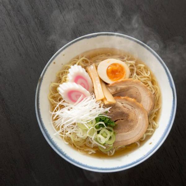 ラーメン屋で…『うま～！』食べている最中、隣の男性客に声をかけられ⇒直後、店員が取った行動に拍手喝采！