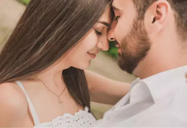 「ずっと一緒にいたい…」男性から愛され続ける女性の行動