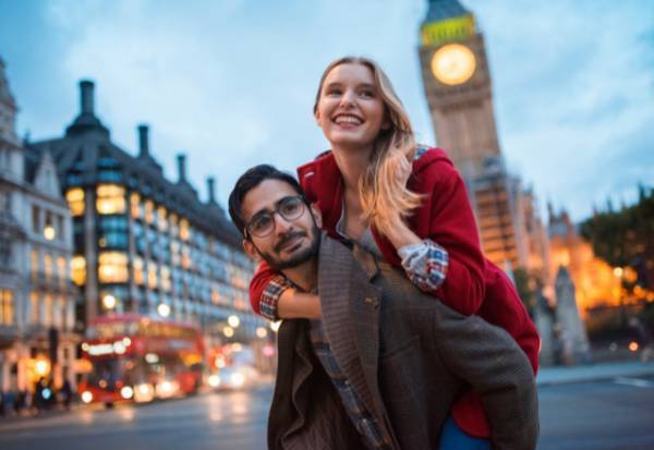 自慢の彼女です！男性が【周りに自慢したくなる】女性の特徴