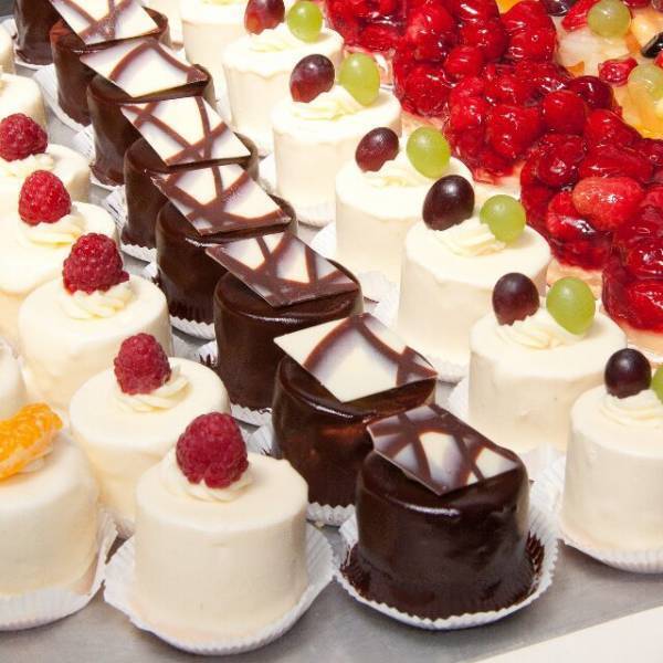 店員「お会計4万2500円です」客「はああ！？」⇒”ケーキ食べ放題”で『大量に注文する』女…まさかの事態に発展！！