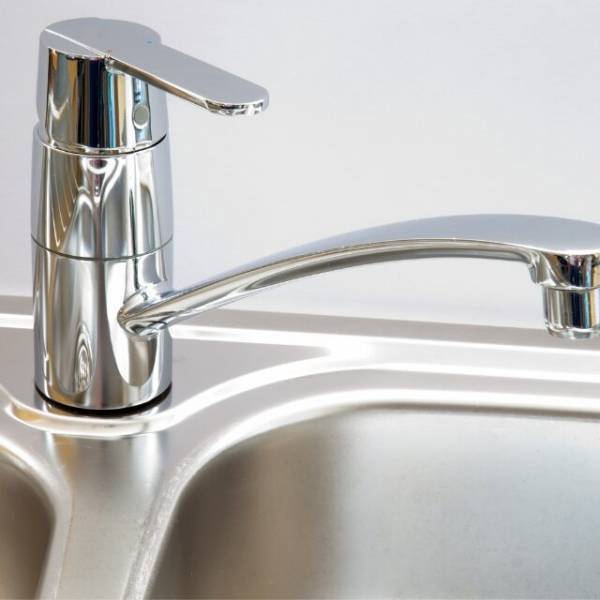 ＜新居の水道代が異様に高いと思っていたら＞あるとき水を飲みにキッチンへ⇒すると…庭先に【とんでもない人物】がいるのを目撃する！？