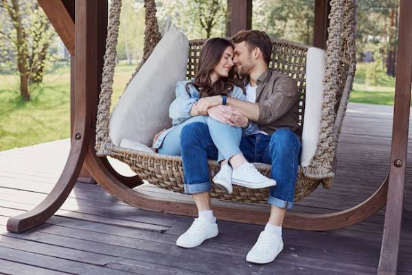 大好きすぎる証拠です！男性が本命女性として見られている【サイン】とは？