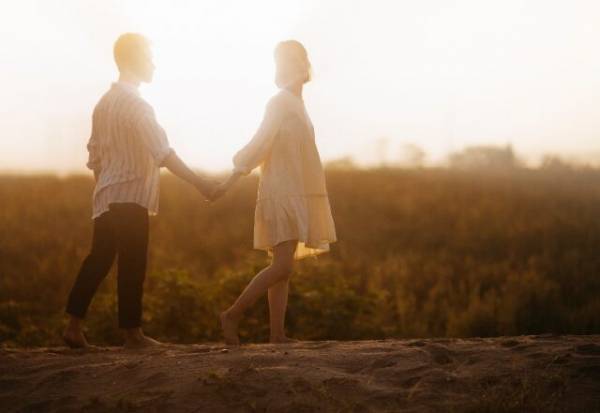 告白まで秒…？！男性が「手をつなごうとした」ときの本音とは