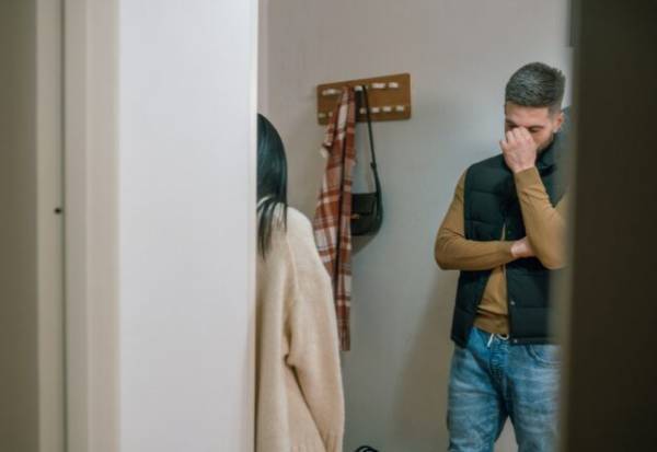 ガード、固すぎて近づけない…男性が話しかけづらい女性の雰囲気