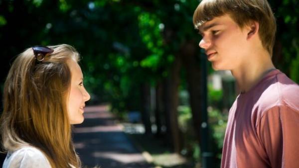 なんか、ずっと話してるな…男性と”自然に近づく”ための方法