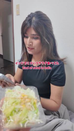 インド料理屋でしか見ない【オレンジ色の謎ドレッシング】インド人彼女に見せた結果…