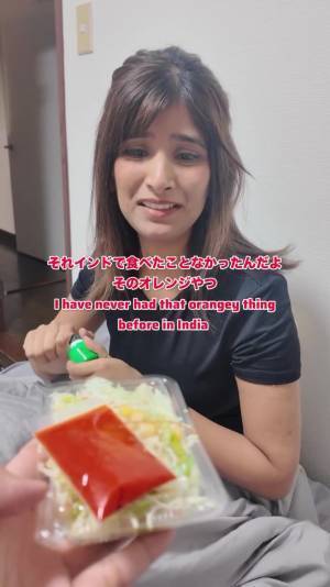 インド料理屋でしか見ない【オレンジ色の謎ドレッシング】インド人彼女に見せた結果…