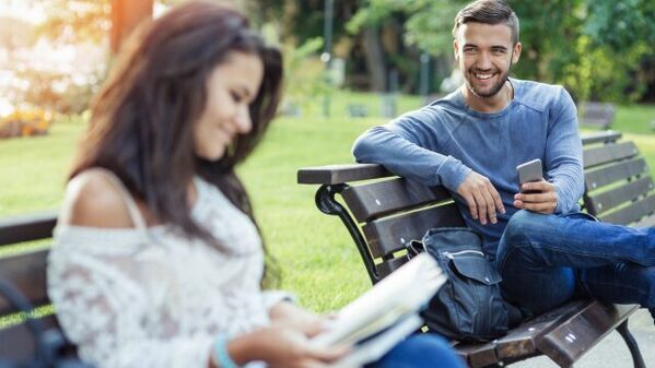 奥手な男性の精一杯！男性の「好き」のサインって？