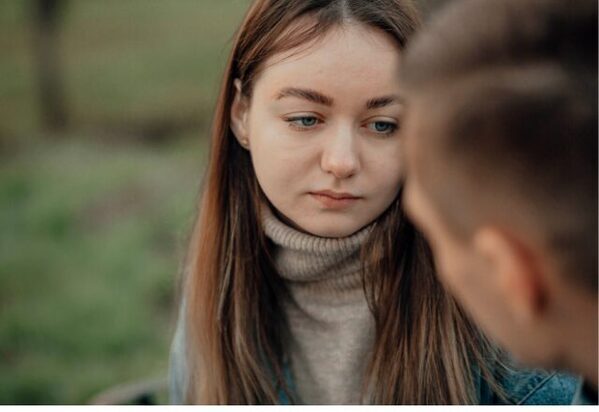 「ウッザ……」男性が別れたくなる【かまってちゃん行動】