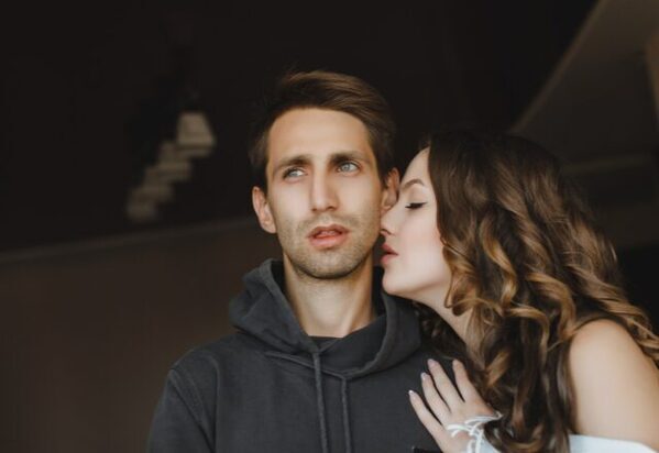 男性が”大嫌い”な女性の行動。3位「隠し撮り」2位「過干渉」1位は…