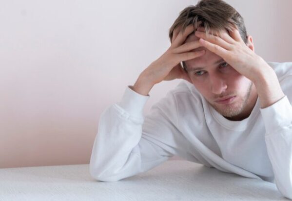 男性が”理解不能”な女性の行動。3位「性格が変わる」2位「返信が遅い」1位は…