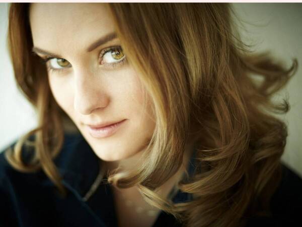 こんな子が最強！男が沼る『ミステリアス女子』って？