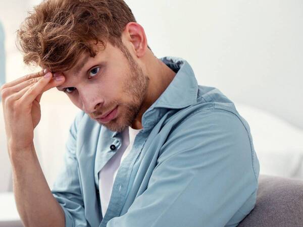 男性が”大嫌い”な女性の行動。3位「スマホを見る」2位「メンヘラ」1位は…