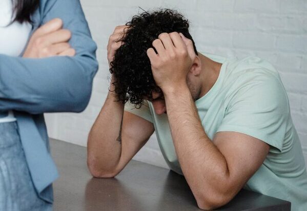 男性が”大嫌い”な女性の行動。3位「ズボラ」2位「頑固」1位は…　