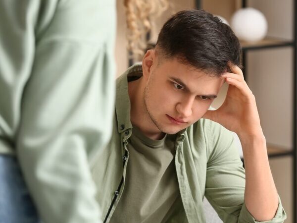 男性が”大嫌い”な女性の行動。3位「ゼロ距離」2位「過干渉」1位は…