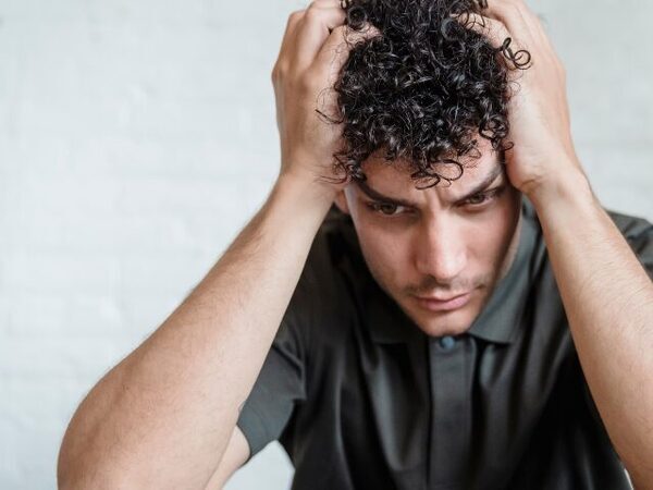 男性が”大嫌い”な女性の行動。3位「SNS中毒」2位「KY」1位は…