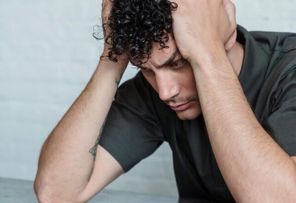 男性が”大嫌い”な女性の行動。3位「自撮り命」2位「自虐」1位は…