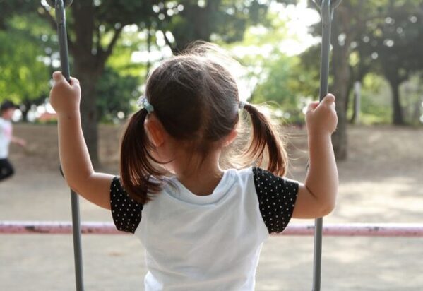 「ぱぱ～♡」2歳娘が一目散にハグ！⇒「…」眼中にない夫。異変に気付いた妻が…”真っ先に”向かったのは――【違和感を生む夫の行動と特徴】