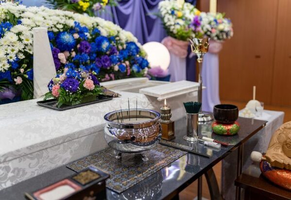 結婚後…親の葬儀すら“面倒扱い”する夫に豹変！葬儀後に放った【冷たい一言】に背筋が凍る…！？