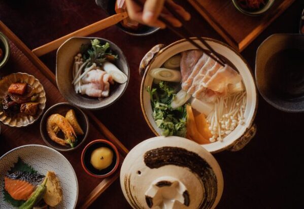 食事中、”箸置きの位置”にまで口出ししてくる義母！？限界寸前の嫁が夫に相談した結果