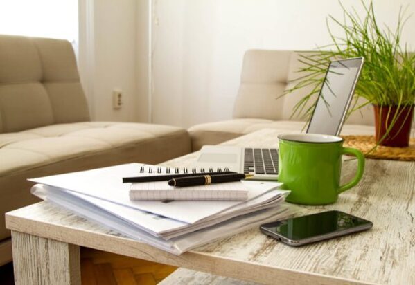 仕事が終わらず焦る夫が…妻に全依頼！？さらに「夏休みの宿題も“ママが”！」⇒悪びれない発言に妻が即反論