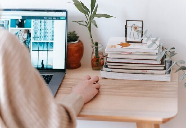 在宅勤務の嫁に「社会性が身につかない」イヤミが止まらない義母。しかし『母さん…』見かねた“夫の言葉”に絶句！？