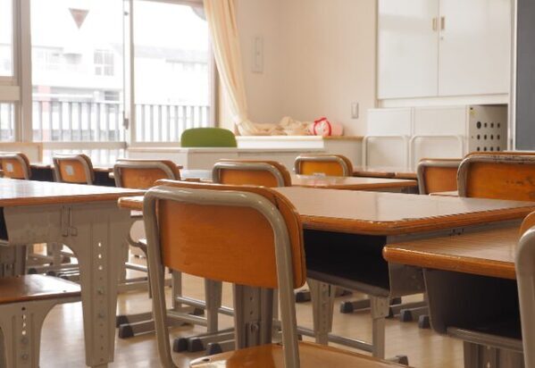 学校の発表会当日「パパ、来てくれなかった…」涙ぐむ息子。夫がドタキャンした理由に…妻「一生許せない」