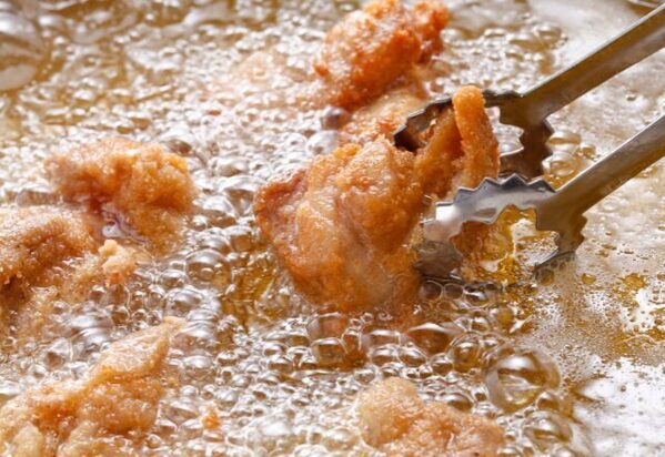 毎朝4人分のお弁当作りに大忙しな妻！しかし⇒前日から仕込んだ“大量の唐揚げ”を…数時間で【食い尽くした夫】に激怒した話