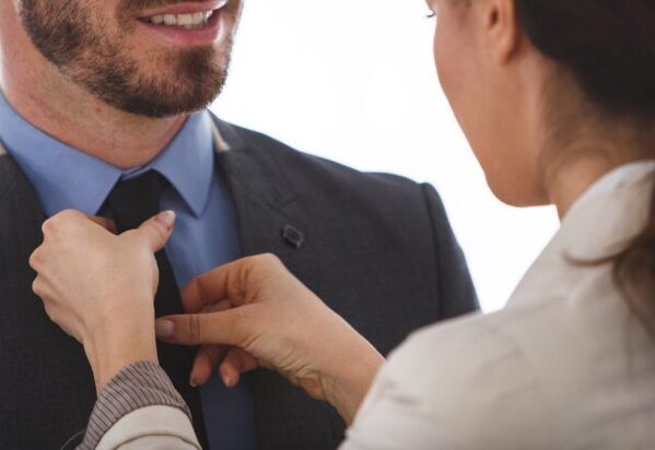 残業帰りの夫から…ふわっと“異臭”が！？妻が恐る恐る指摘すると⇒まさかの返答に「絶対おかしい！」