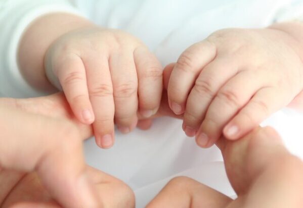 息子を抱っこしただけで「母親失格」…義母の言葉に傷ついた嫁。涙が止まらず、夫に相談した結果