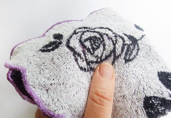 「残業」だと言い張る夫から漂う甘い香り…さらにポケットから“女性モノのハンカチ”が！？⇒浮気を確信した【妻の逆襲】で夫は顔面蒼白