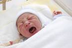 新生児のお母さんは睡眠不足！？平均の睡眠時間や確保する方法を紹介