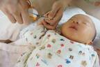 赤ちゃんの爪切りはいつからするべき？コツやタイミングについて解説