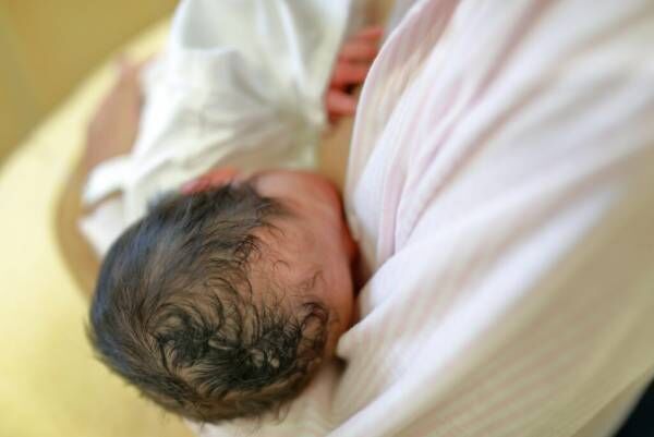 初産だと母乳はいつから出るの？出ない場合の原因や対処法とは